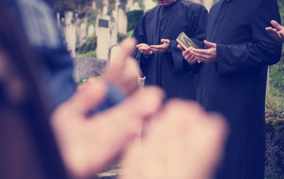 shutterstock_1218274462 LES ÉLÉMENTS OBLIGATOIRES DE LA PRIÈRE DU MORT
