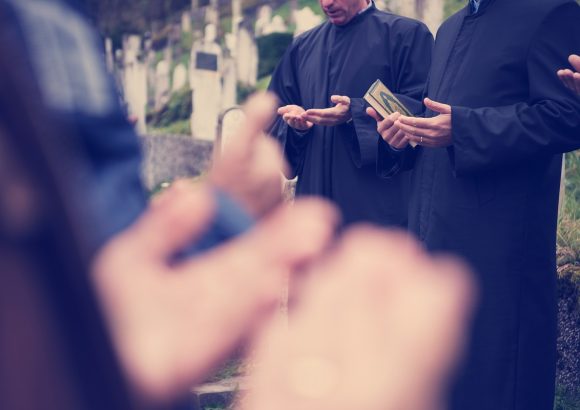LES ÉLÉMENTS OBLIGATOIRES DE LA PRIÈRE DU MORT