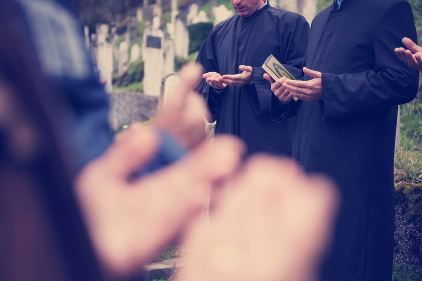 LES ÉLÉMENTS OBLIGATOIRES DE LA PRIÈRE DU MORT
